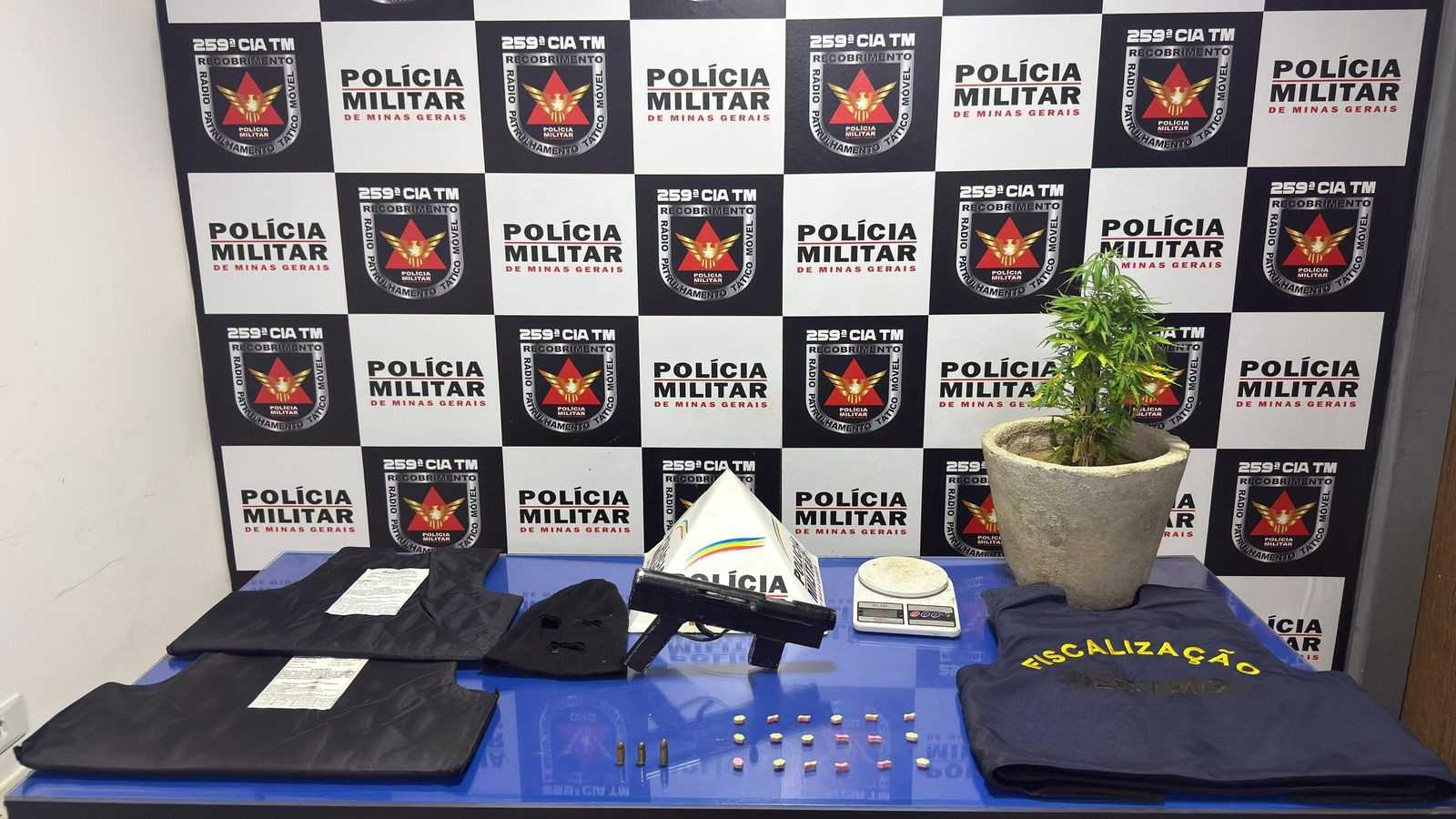 Fique por dentro das últimas notícias e acontecimentos em Tráfico de drogas e arsenal caseiro: jovem é preso em Pirapora no Portal Minas. Veja os termos mai