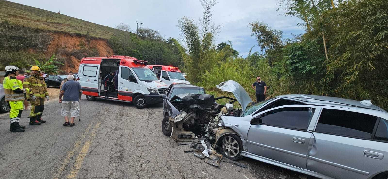 Um sério acidente envolvendo três automóveis de passeio resultou em cinco pessoas feridas na tarde deste sábado (18) na rodovia MG-353, no muni...