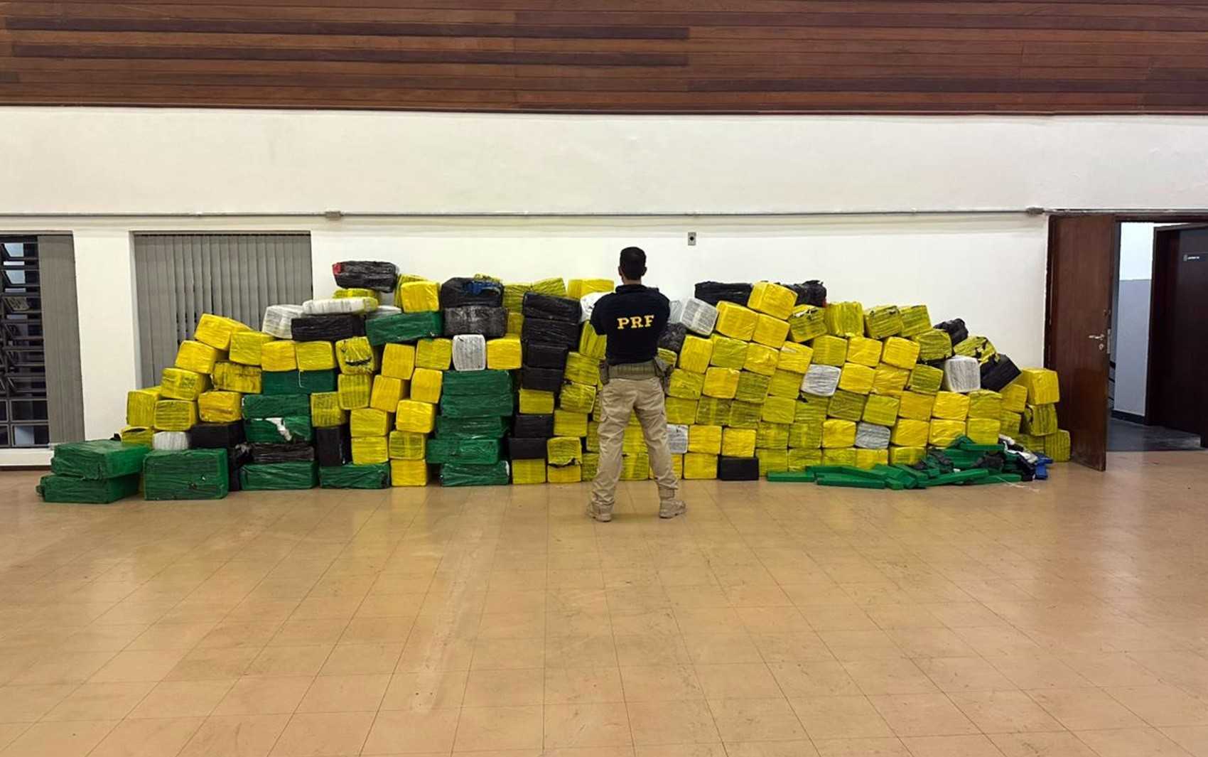 Fique por dentro das últimas notícias e acontecimentos em Flagrante em Três Corações: PRF intercepta caminhão com mais de cinco toneladas de maconha no Po