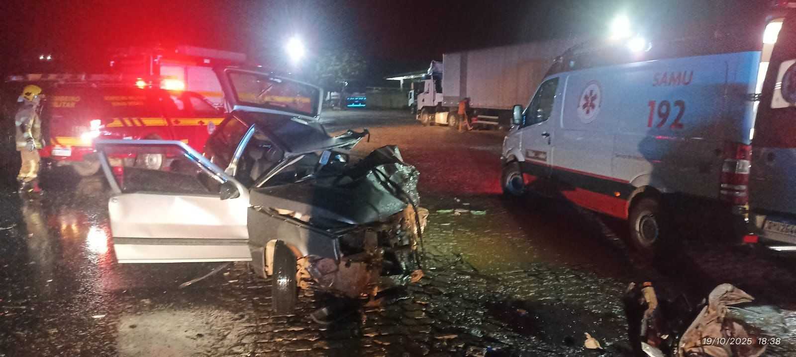 Fique por dentro das últimas notícias e acontecimentos em Família inteira se fere em grave colisão entre carro e carreta na BR-251 no Portal Minas. Veja os