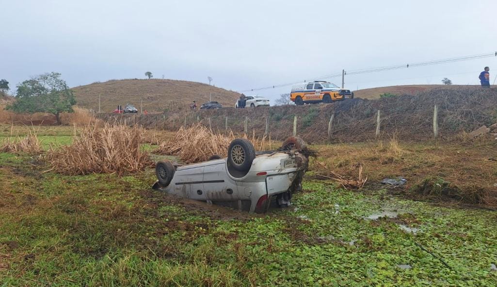 Fique por dentro das últimas notícias e acontecimentos em Veículo capota e cai em lagoa em Galiléia após desvio de caminhão na MGC-381 no Portal Minas. Ve