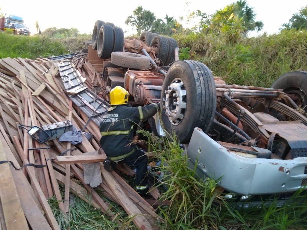 Fique por dentro das últimas notícias e acontecimentos em Caminhão carregado de ferragens tomba na BR-262 em Luz e motorista se fere no Portal Minas. Veja os