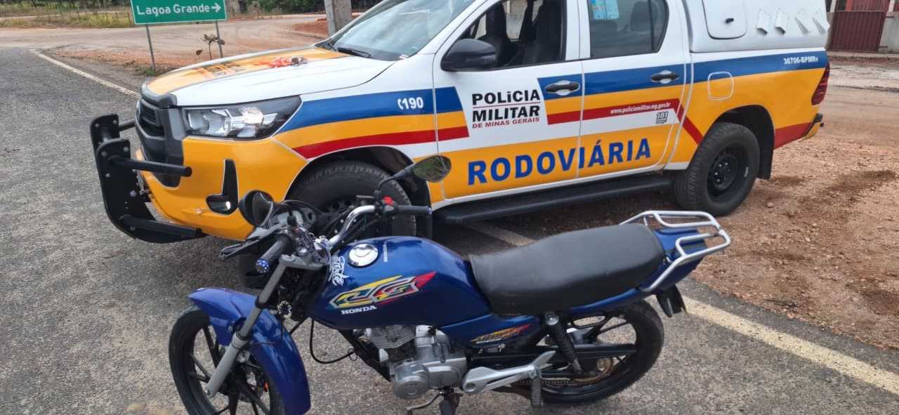 Fique por dentro das últimas notícias e acontecimentos em Motociclista inabilitado com farol azul e drogas é preso em Taiobeiras na LMG-626 no Portal Minas.