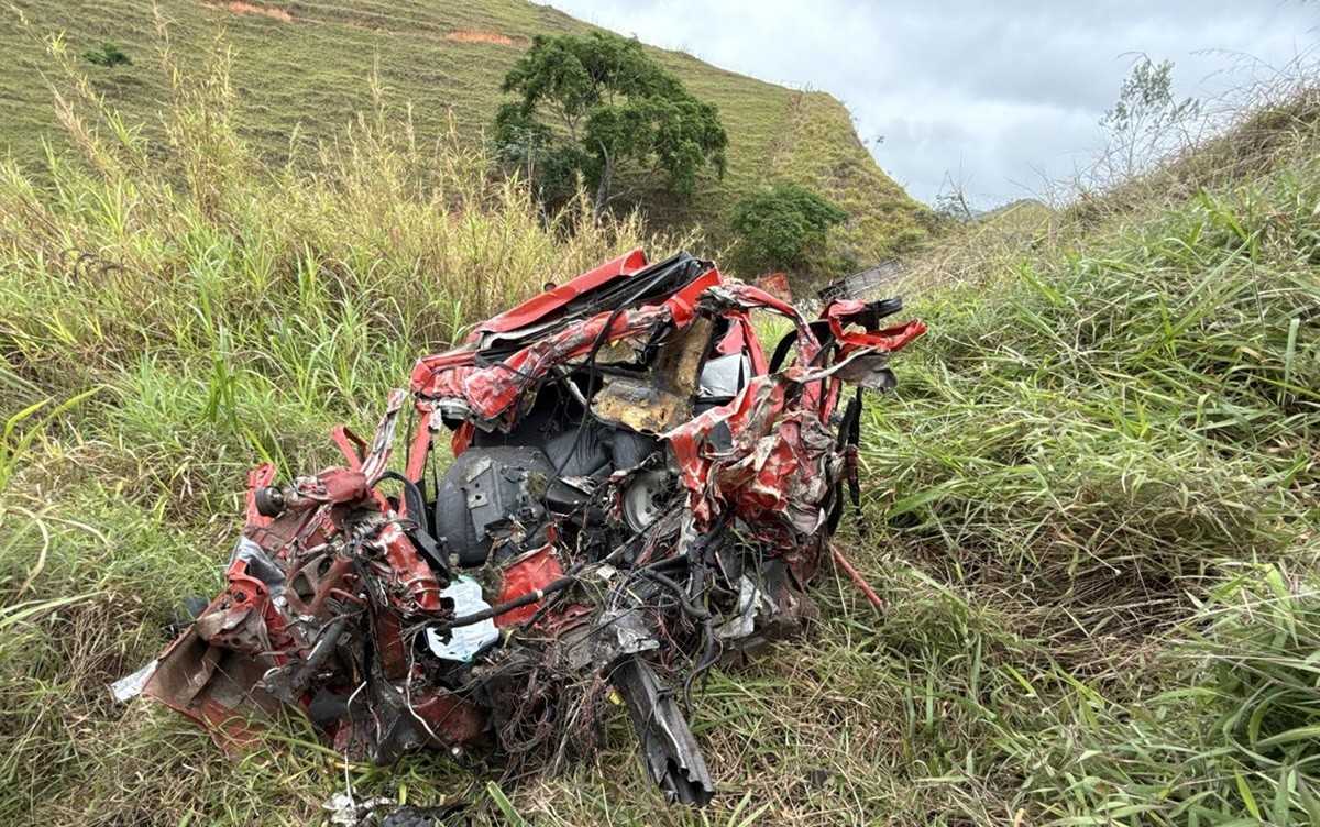 Fique por dentro das últimas notícias e acontecimentos em Tragédia em Argirita: Colisão Frontal na BR-267 Mata Motorista de Carro no Portal Minas. Veja os t