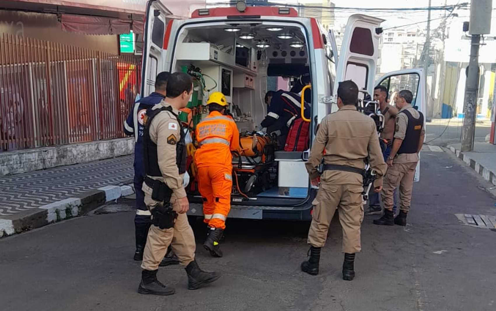 Fique por dentro das últimas notícias e acontecimentos em Jovem sofre descarga elétrica enquanto trabalhava em serviço de pintura em Passos, MG no Portal Mi